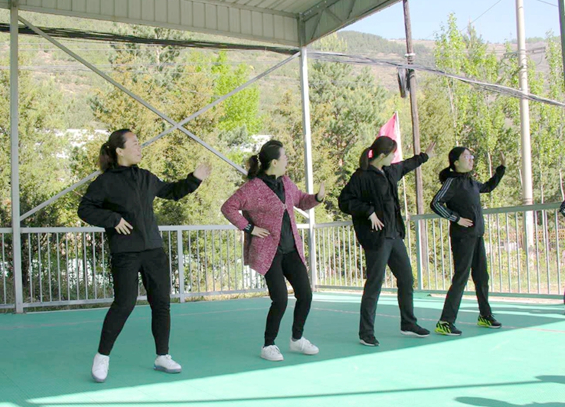 女生表演节目2.jpg