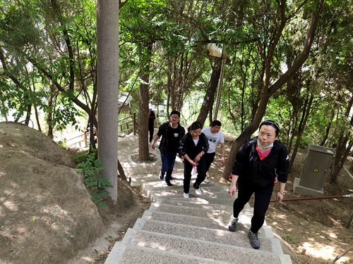 网站-爬山.jpg
